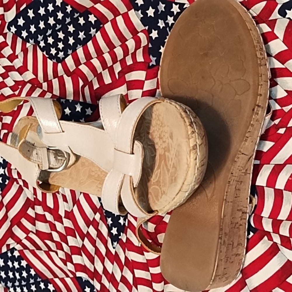 Easy Street Strictly Comfort EUC Tan Sandals Strappy Design Buckle Closure. 8M. - Picture 5 of 7